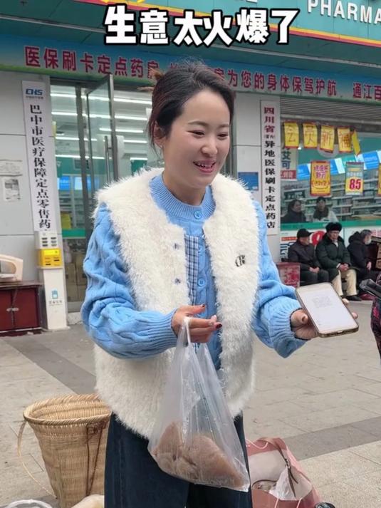 婆婆做了40斤魔芋，儿媳到菜市场摆摊，没想到生意太好了