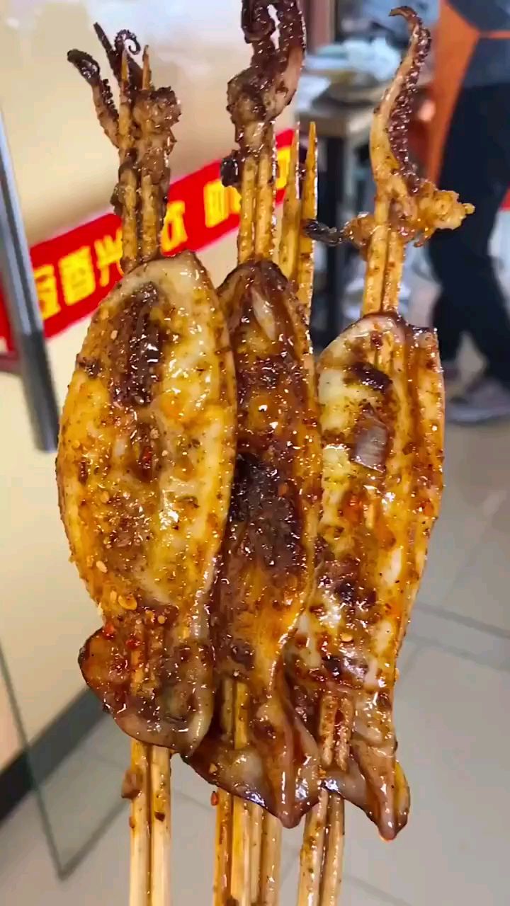 街头摆摊热门小吃铁板鱿鱼和鸭肠