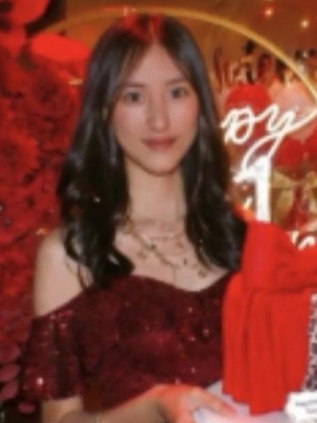 郭可盈女儿庆祝16岁生日,捧蛋糕留影样貌清纯,同学闺蜜盛装出席