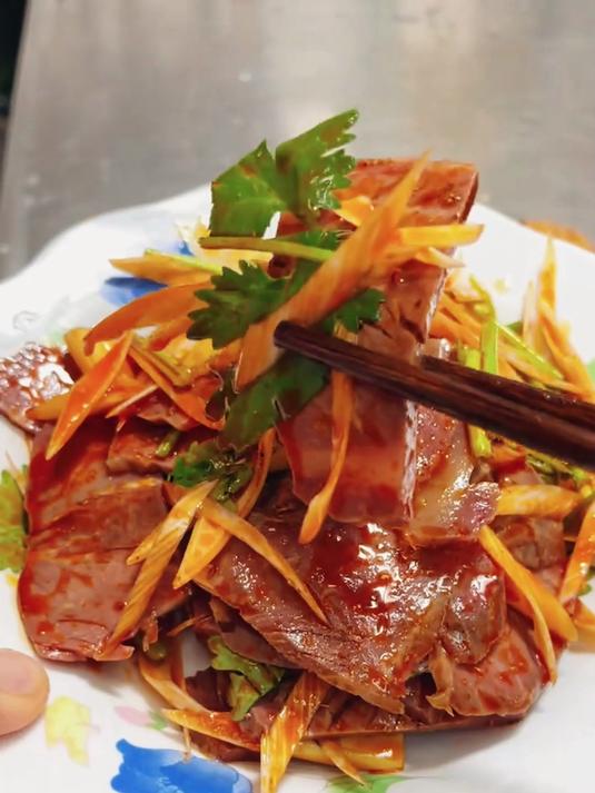 今天给大家分享一道,下酒菜凉拌麻辣牛肉