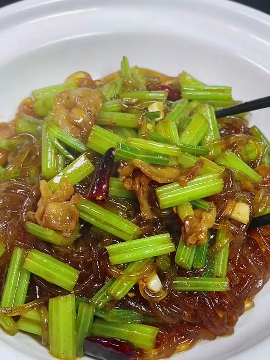 #家常小菜 #爱上美食 芹菜炒粉嘎嘎好吃