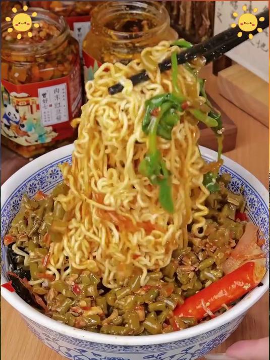 四川农家秘制肉末酸豆角辣酱,酸辣鲜香,拌面下饭一勺上瘾