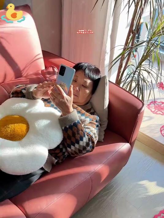 新年小马剪纸窗花,娃亲手做的,年味更足啦