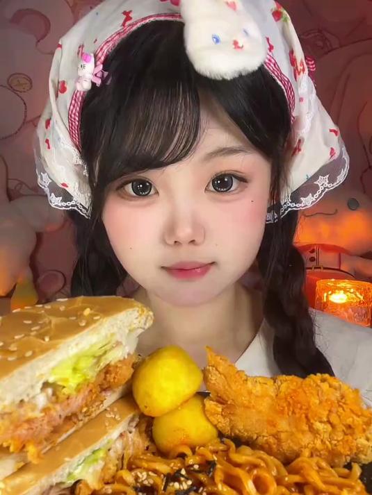 宝们今天吃炸鸡汉堡和火鸡面哦，美食vlog