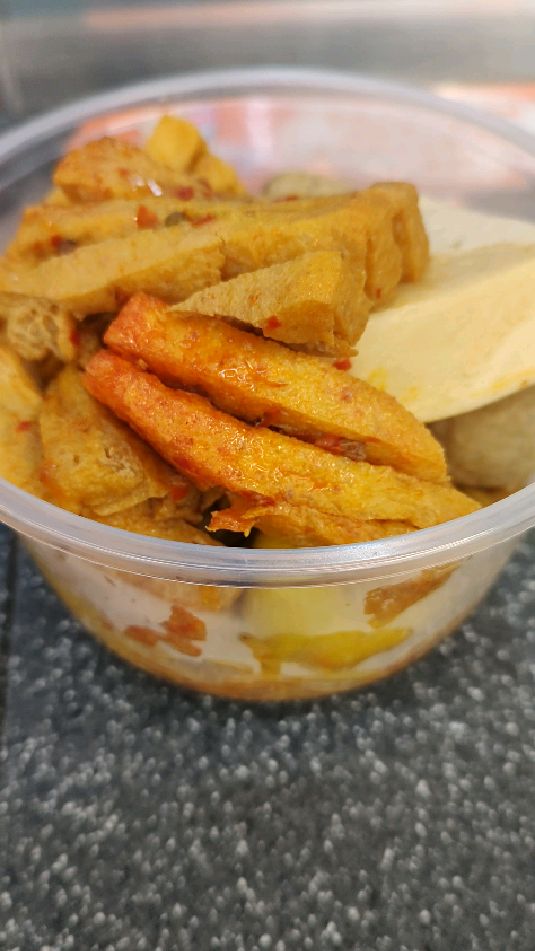 打工人的晚餐,就是回家路上的7-11,车仔面套餐加豆腐,简单应付,生活就是先生存下来
