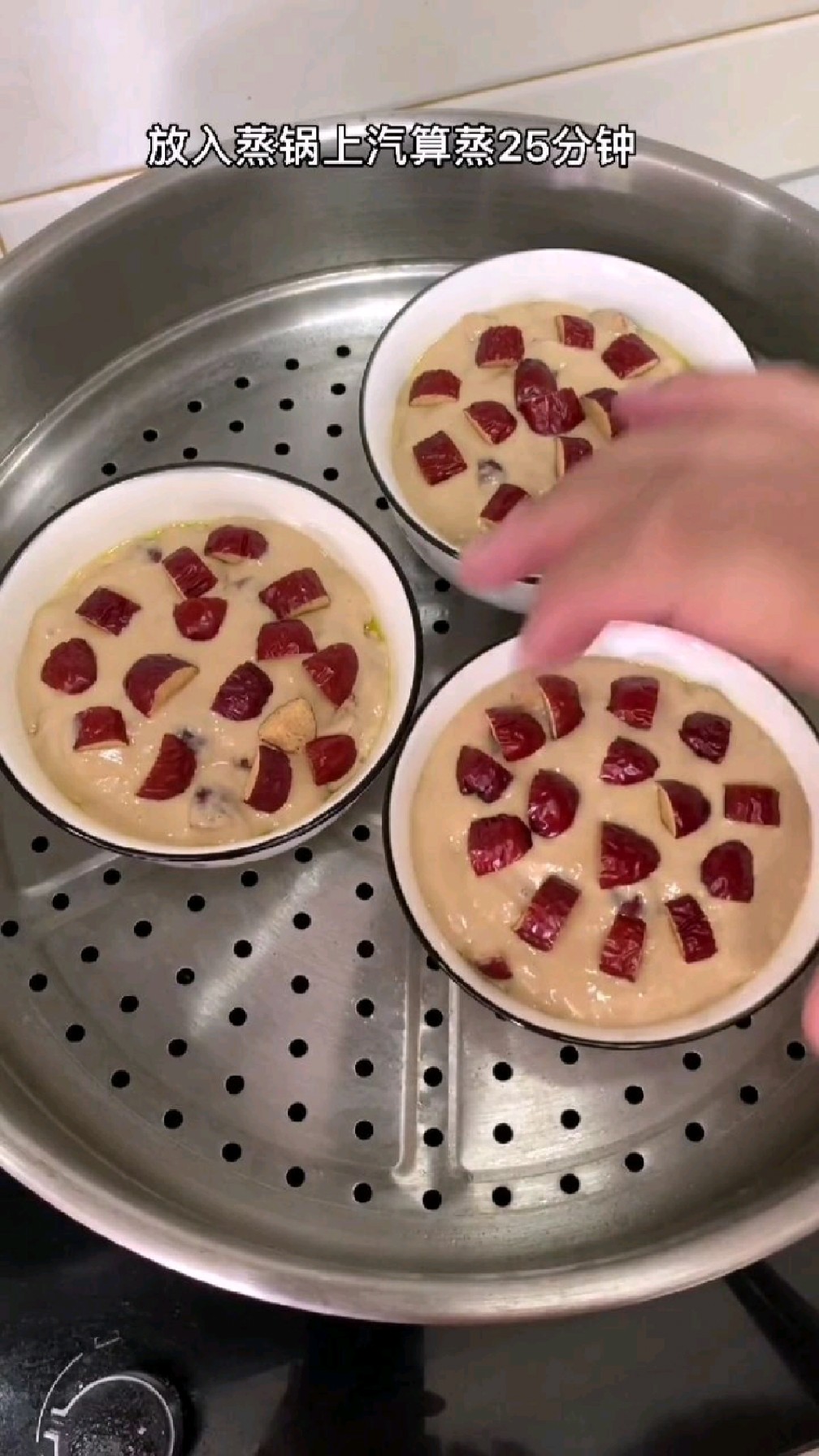 发糕是生活中的一种美食,自制的大枣红糖发糕香甜软糯,营养健康。