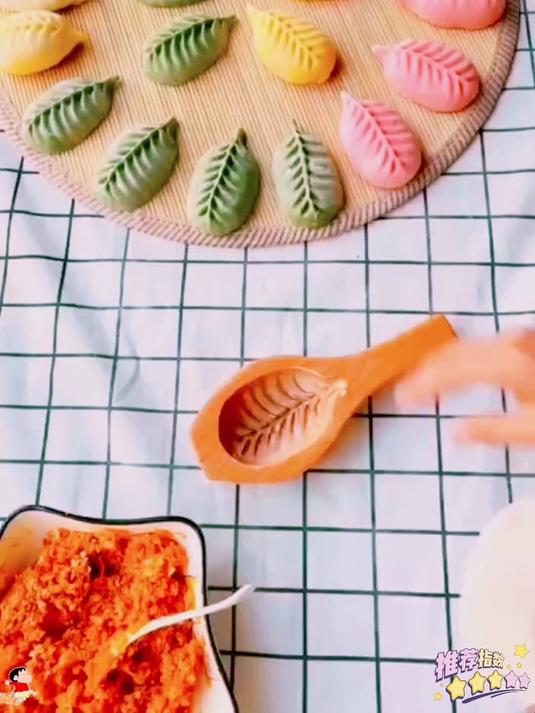 自从有了新款包子模具神器，一按一压就能轻松做出美味包子