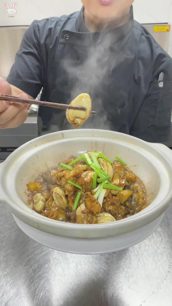 生蚝焖鸡,在粤菜里是比较有名的一道特色菜