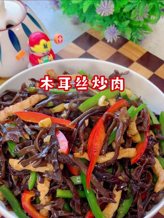 过年的餐桌上安排这道木耳炒肉,脆嫩爽口,下酒又下饭