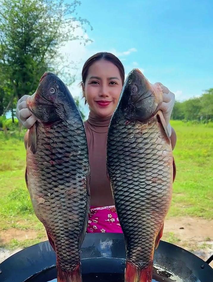 东南亚人做菜是有多疯狂，直接把带鱼鳞的2条大鲤鱼放大锅里油炸