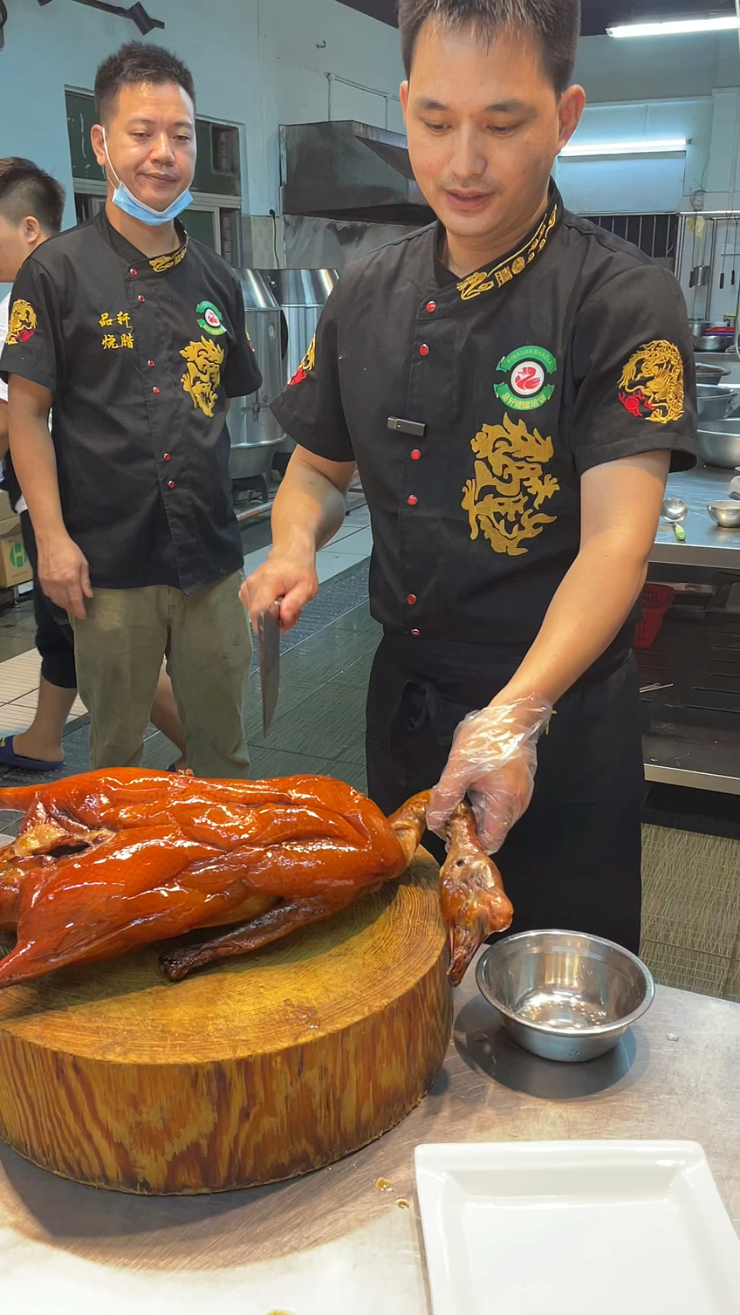 半只烧鹅摆盘,教你做出五星级酒店的水准,品轩烧腊专业培训烧鸭烧鹅烧腊技术!
