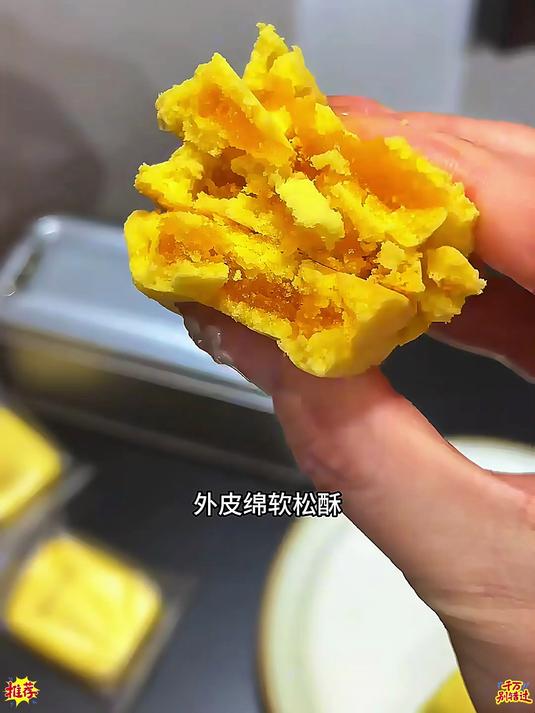 就冲这个复古小铁盒买的#凤梨酥没想到这么好吃