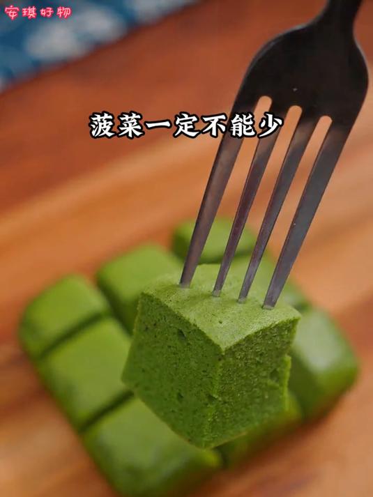 8个月宝宝就可以吃的菠菜红枣蒸糕,松软香甜,做法简单