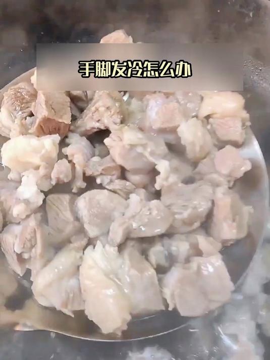 熬制白芷胡萝卜羊肉汤,慢炖出暖胃养生好汤品