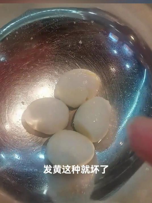 麻辣烫老板娘讲解怎么判断鹌鹑蛋好坏，光滑锃亮的是鲜的