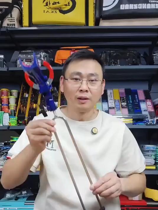 钓鱼要轻装出行，自动锁竿的地插支架方便携带，海竿手竿都能用