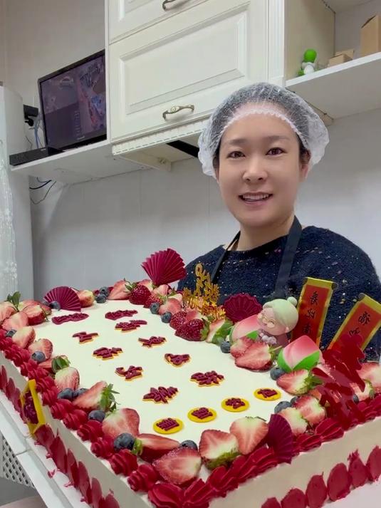 多人吃的大蛋糕里隐藏机关 临时拼接蛋糕盒,只为做长方形大蛋糕,价值两千多,会不会觉得我在吹