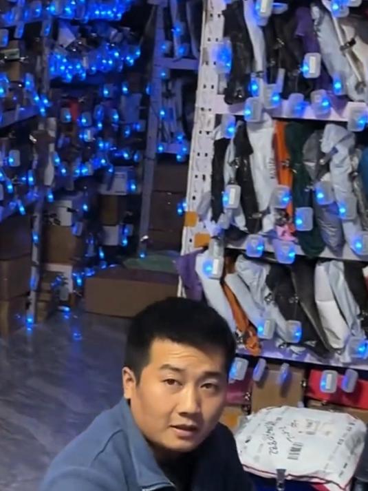 大爷来菜鸟驿站拿快递，路过的大哥和狗都懵了