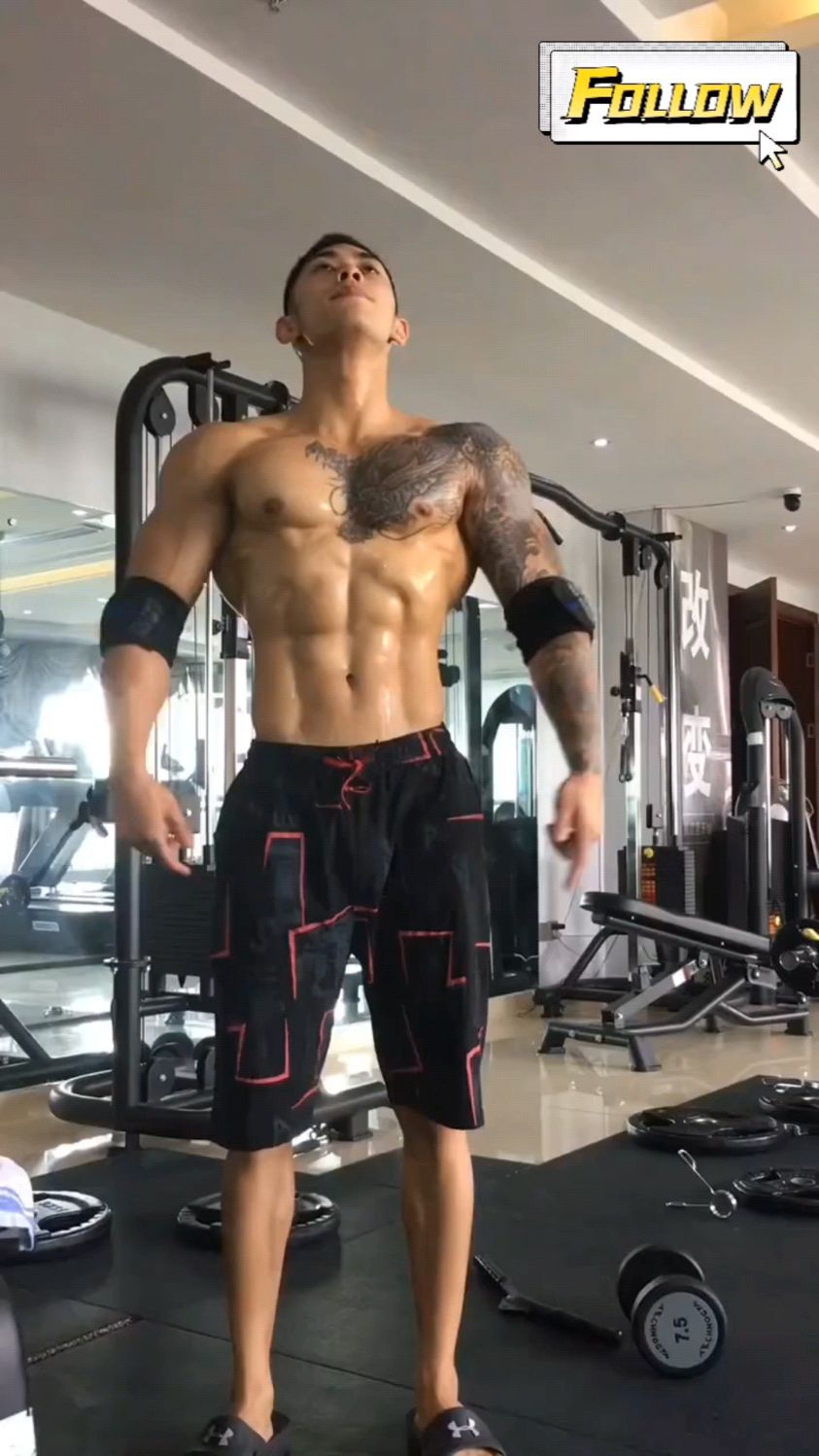 花臂纹身肌肉男