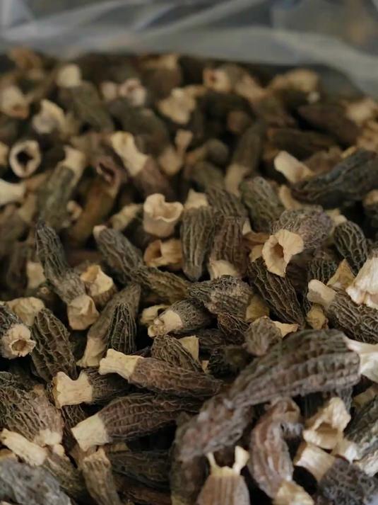 炒芦笋加干羊肚菌,脆嫩清甜,家常小炒超爽口～