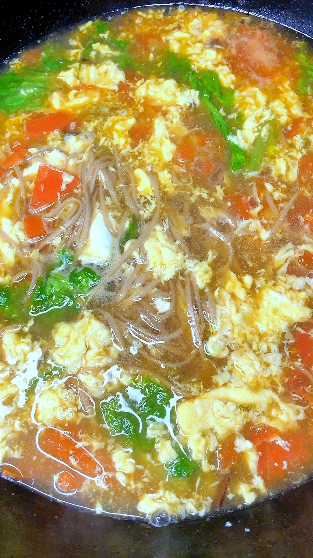 用鸡蛋,西红柿,面条,青菜,做一道懒人汤面