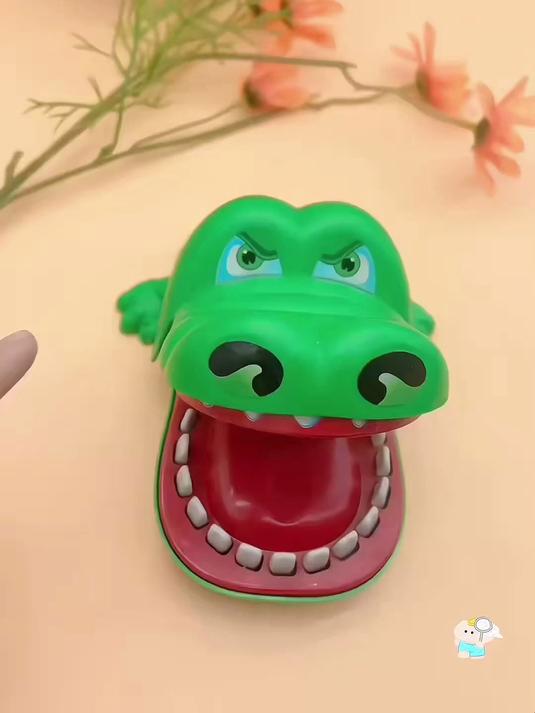 萌趣咬手指小鳄鱼，恐龙鲨鱼按牙咬，男孩整蛊欢乐多