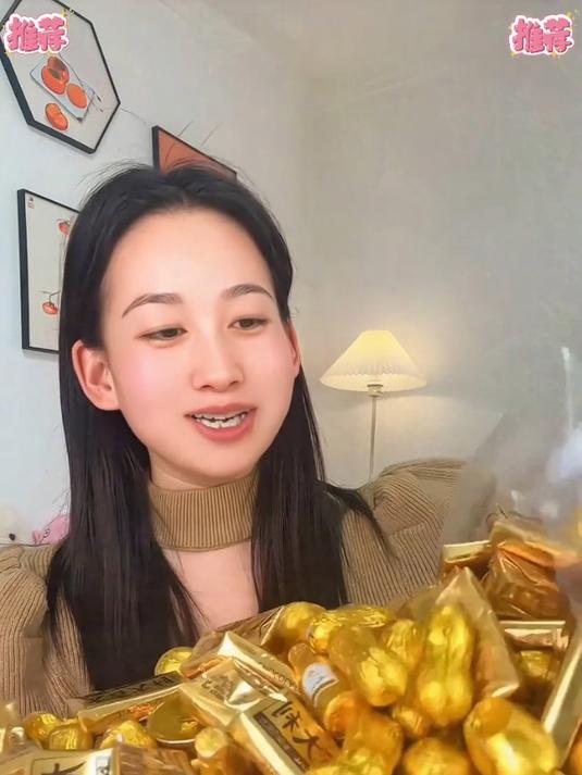居然找到了过年吃的金币巧克力,童年的味道让人回味,入口即化