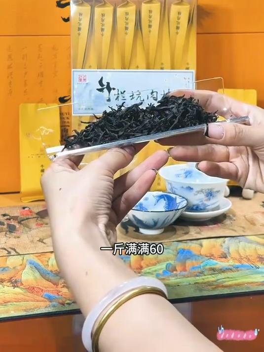 武夷山茶绝了!醇厚茶汤裹着清幽花香,越品越欲罢不能