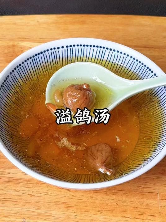 放假了,我就经常炖这道福建溢鸽汤给孩子补充营养,不加一滴水