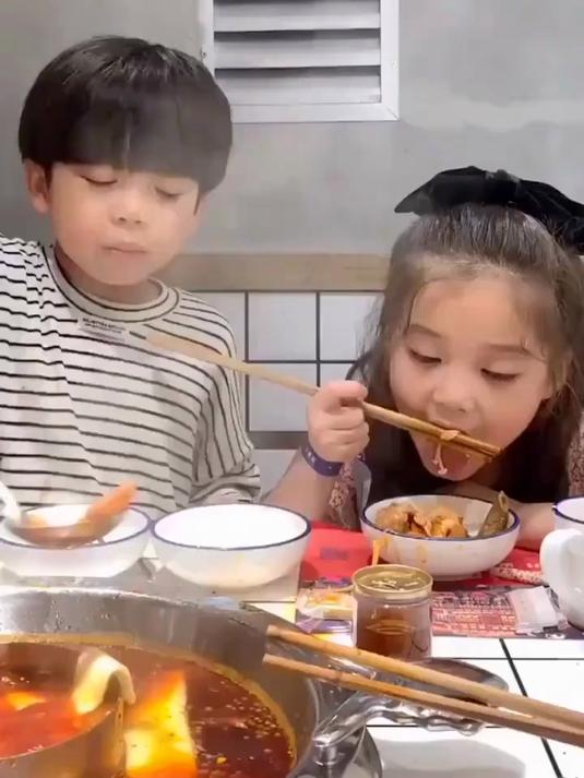 妹妹和自己哥哥吃火锅的表现