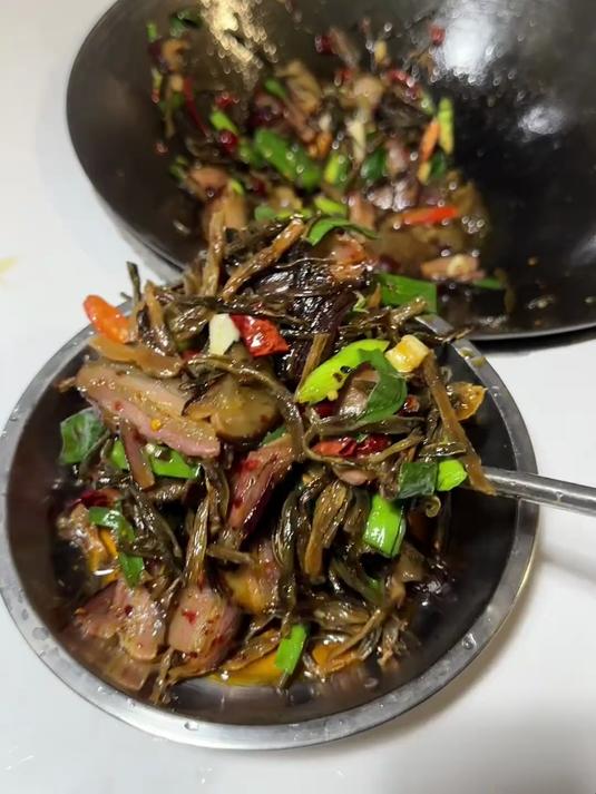 #年味里的中国##寻味家乡味#四川人的下饭菜有很多种 干豇豆炒腊肉是一种 #川味家常菜# 