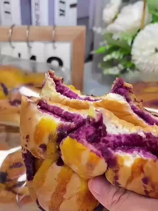 椰蓉紫薯夹心面包