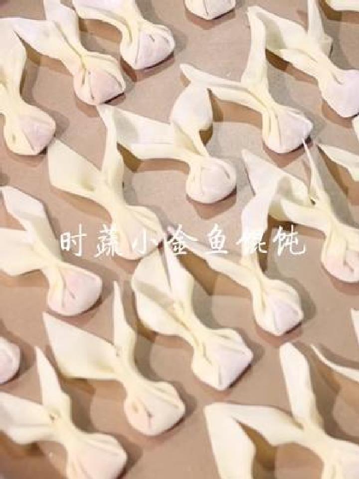 今天和女儿一起包了小金鱼馄饨!能找到那几个是我女儿包的吗