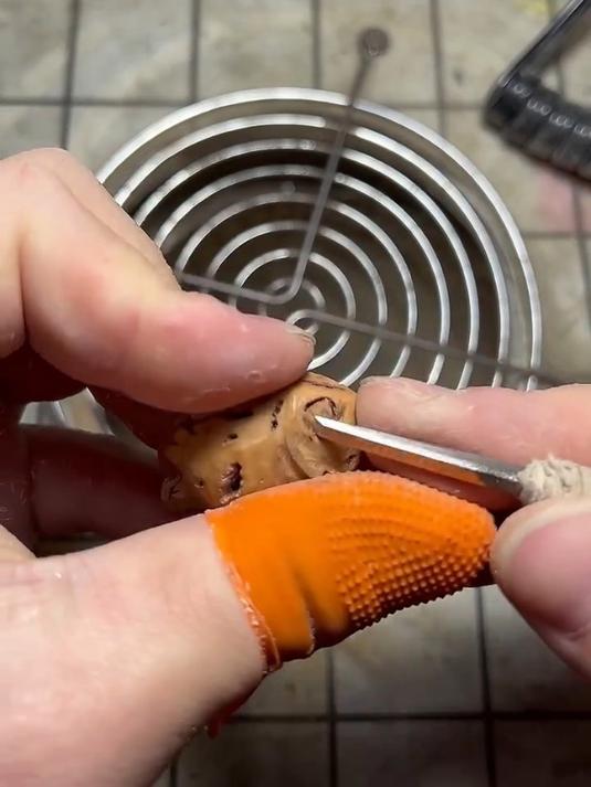 晚上给它炖了吧!桃核雕刻石斑鱼制作教程