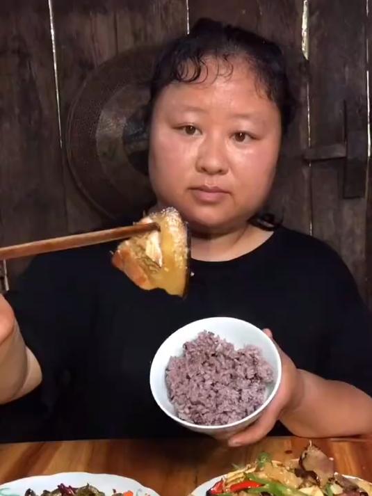 农家烟熏腊肉柴火熏制数日光影流转肉香沉淀嚼劲十足味悠长