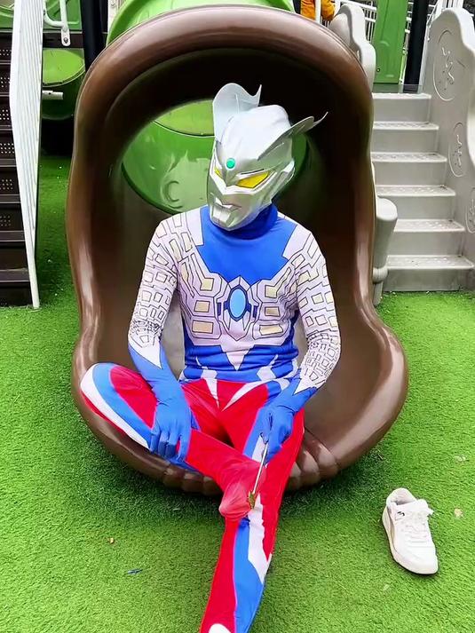 赛罗和怪兽比赛挠痒痒