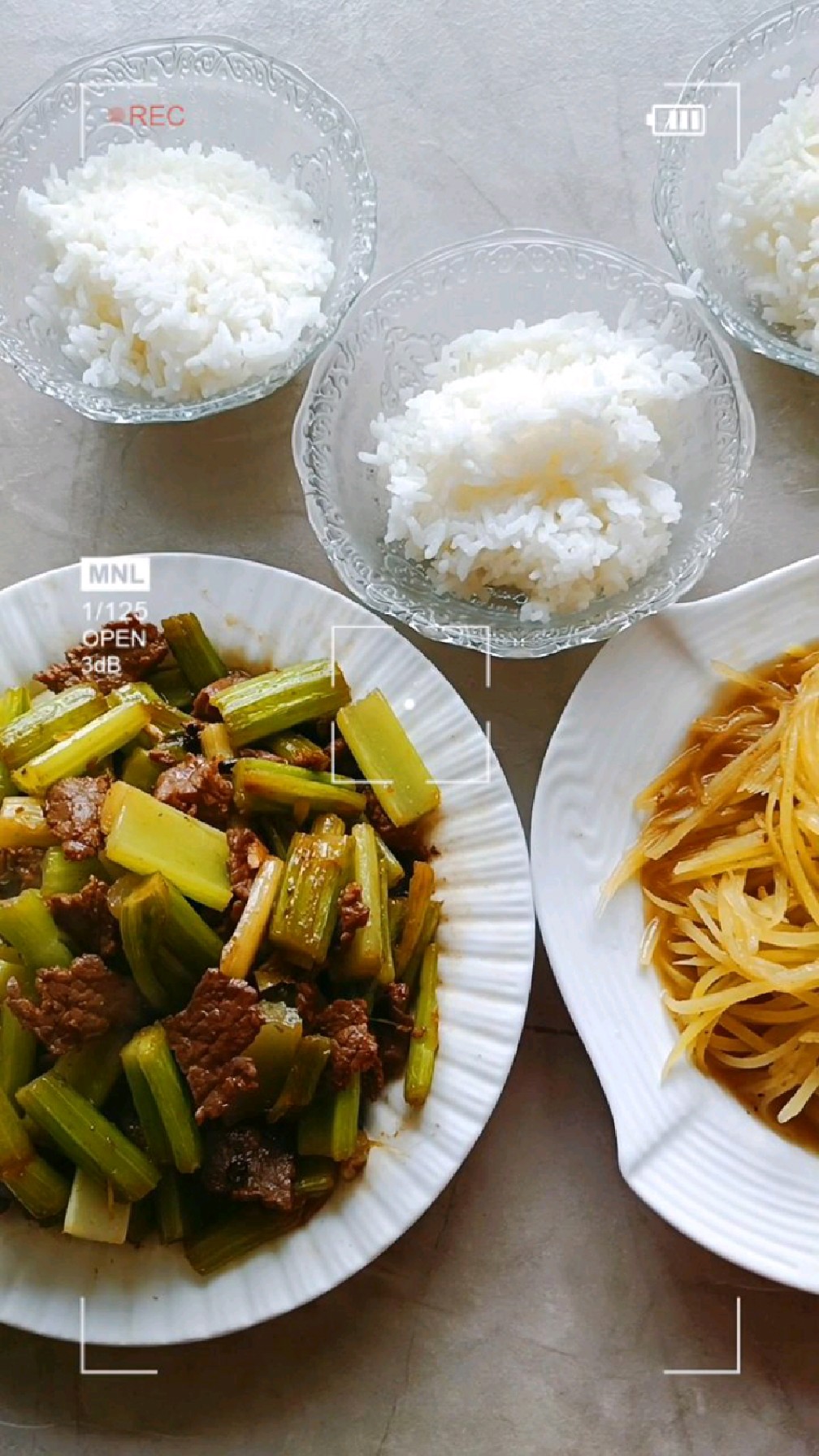 芹菜炒牛肉配米饭做晚餐,好吃有营养