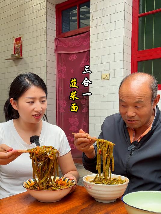 三合一菠菜面 绿到发光的菠菜面,浇上鲜香的素臊子和西红柿鸡蛋