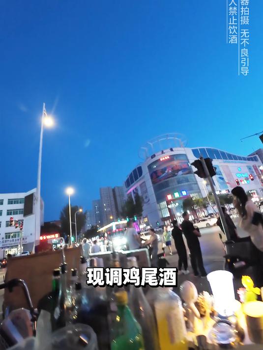 碰杯声响，快乐满场