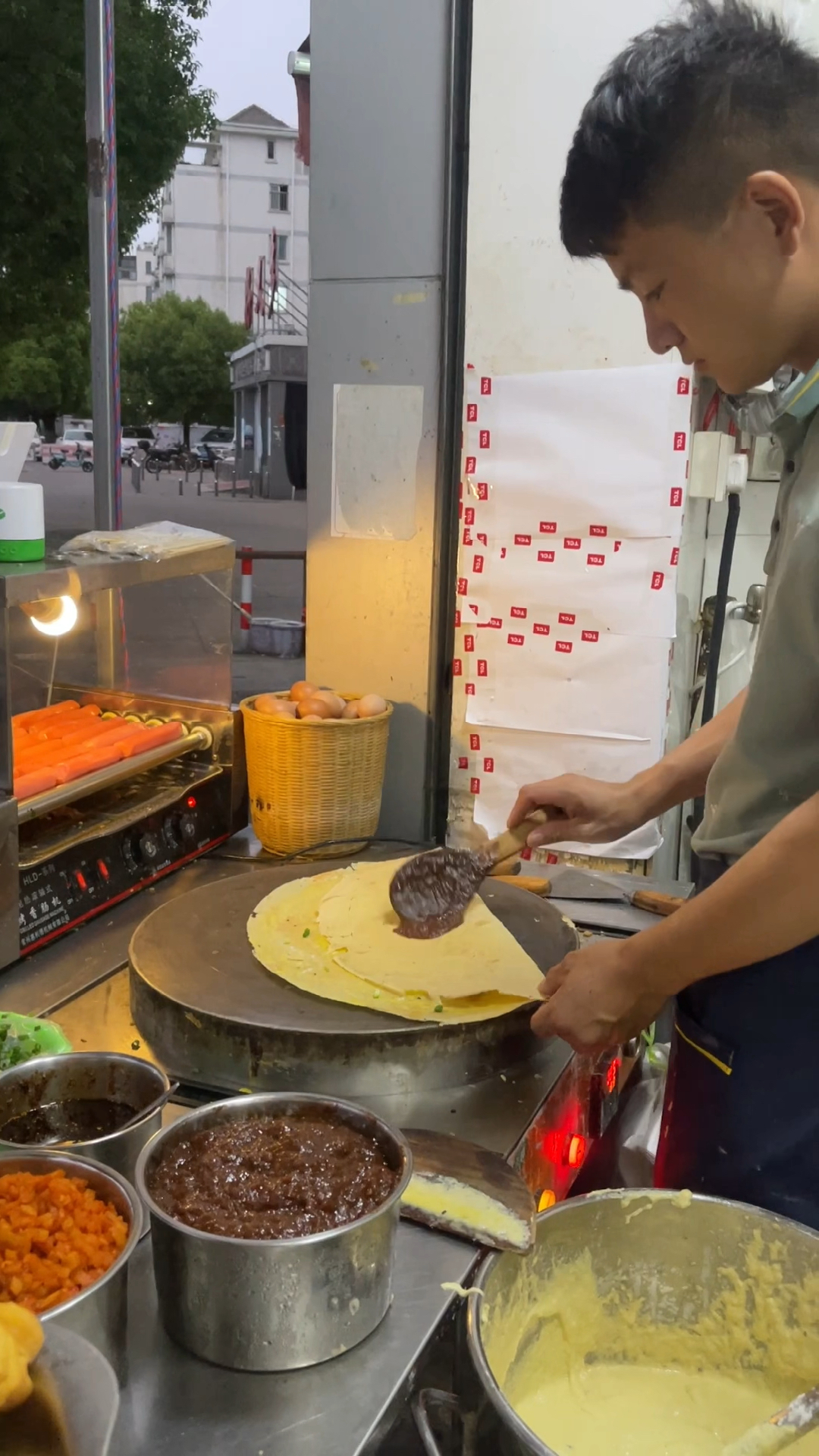 天还没有完全亮,做个煎饼自己吃,纯手工制作的煎饼你喜欢吃吗