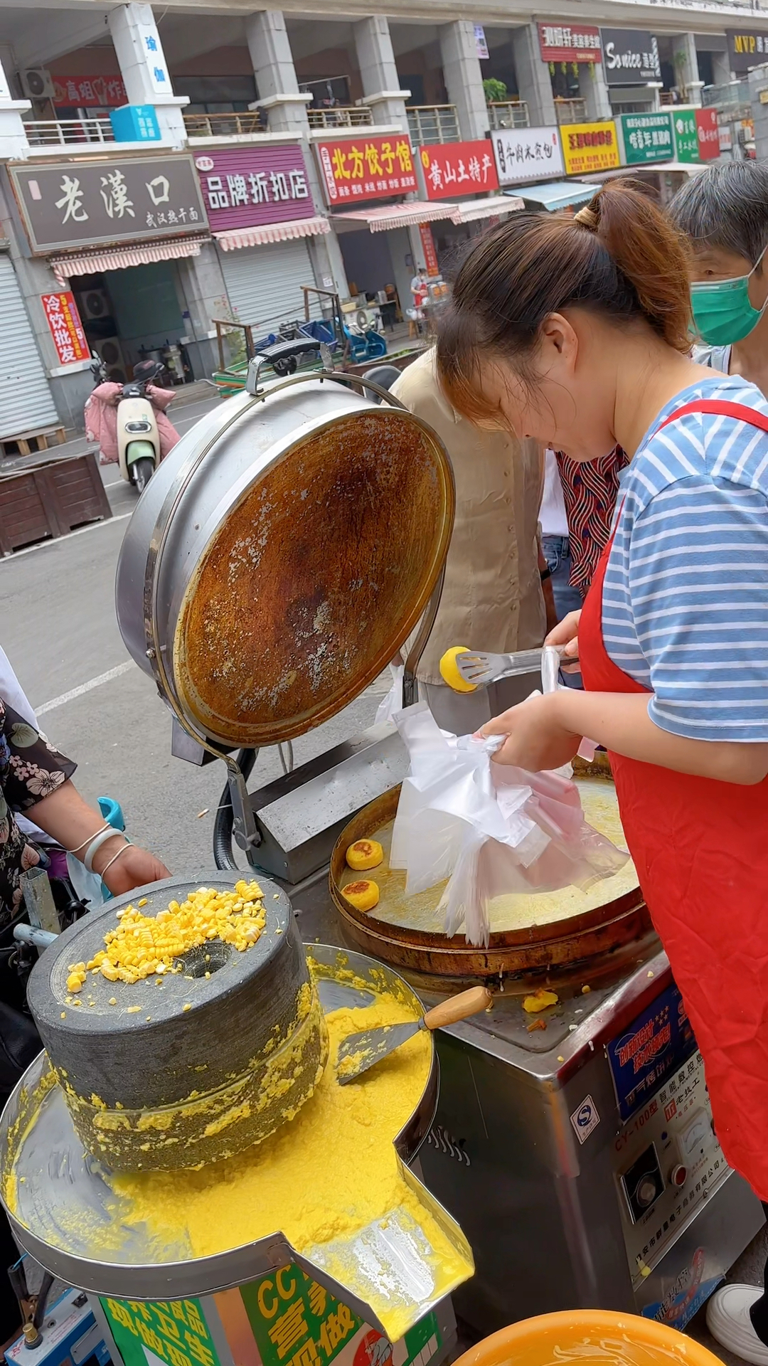 石磨玉米饼,顾客排队都买不到,现磨现做才好吃