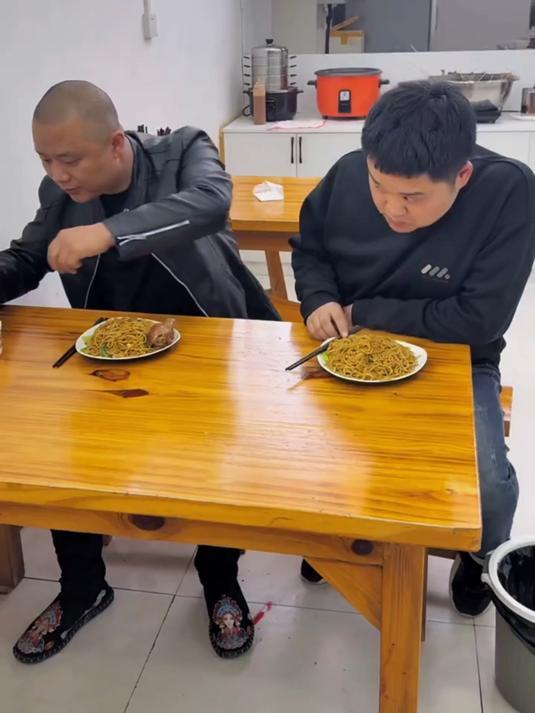 一口一个鸡腿真厉害