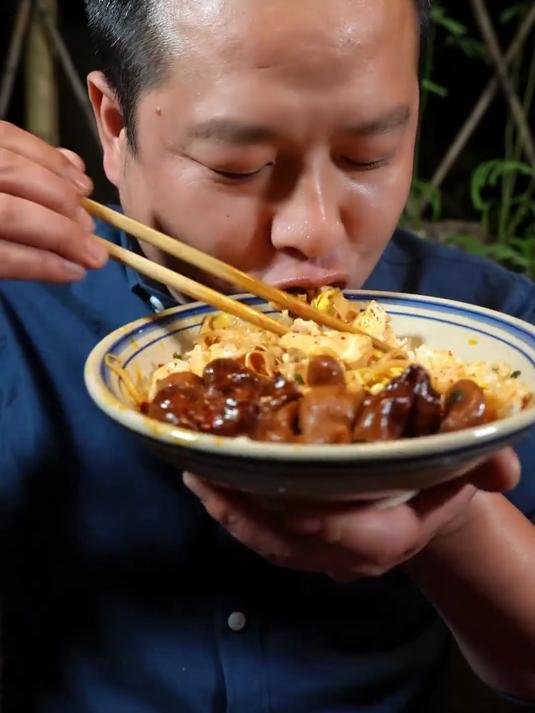 你的夜宵是不是也需要来一份肥肠烤鱼