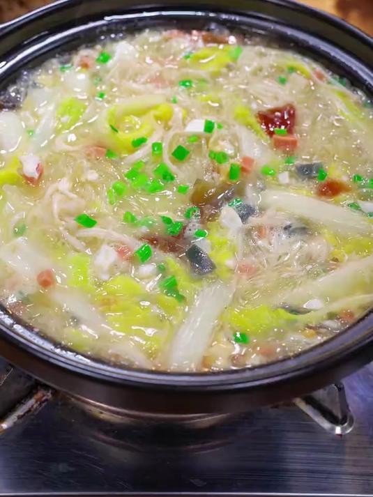 一个咸鸭蛋和一个皮蛋,就能做这么鲜美好吃的上汤娃娃菜粉丝煲