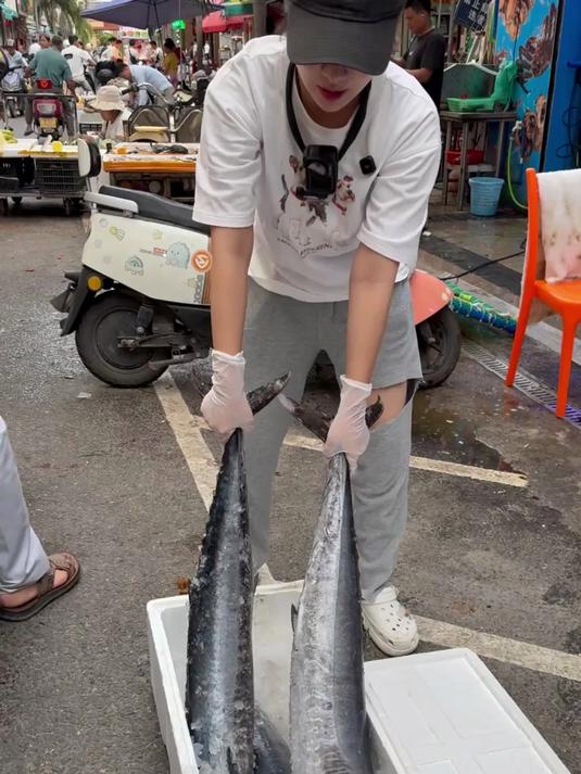摆摊卖大刺鲅啦 鱼太大了，整条不好卖 但是切开一下就卖完了