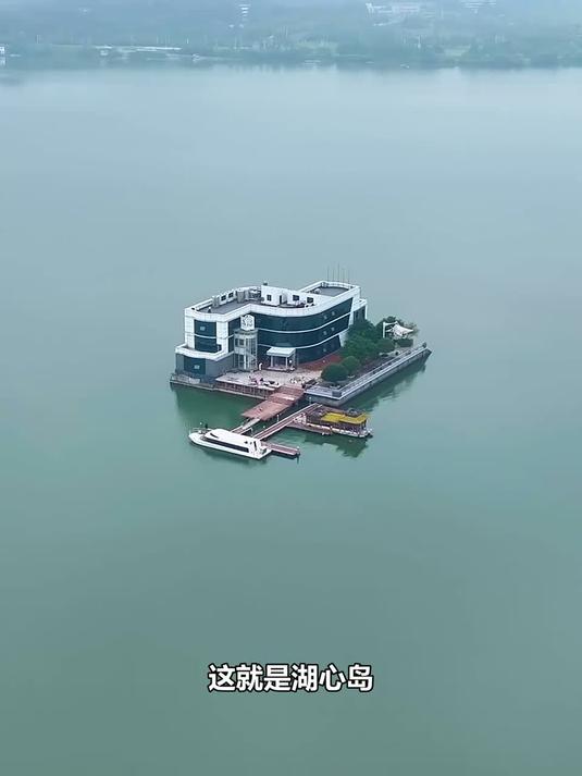 #这夏就出发#这就是湖心岛豪宅，造价竟高达一亿元，出门全靠游艇，它不怕被淹吗？