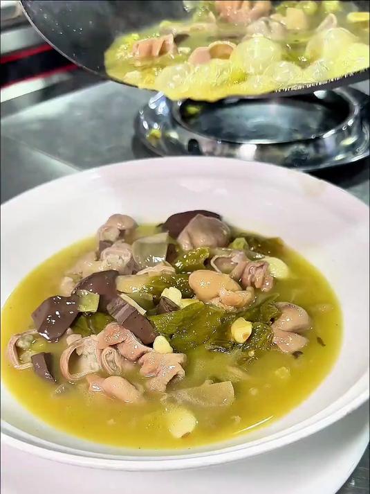 一分钟教会你酸菜血旺肥肠的做法，酸辣开胃～