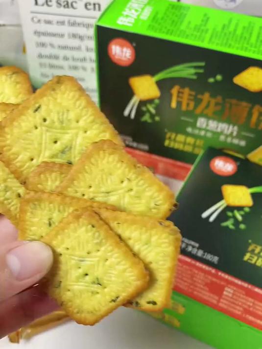 采用鸡汤和面不加一滴水，上面还有肉眼可见的香葱粒，又薄又脆