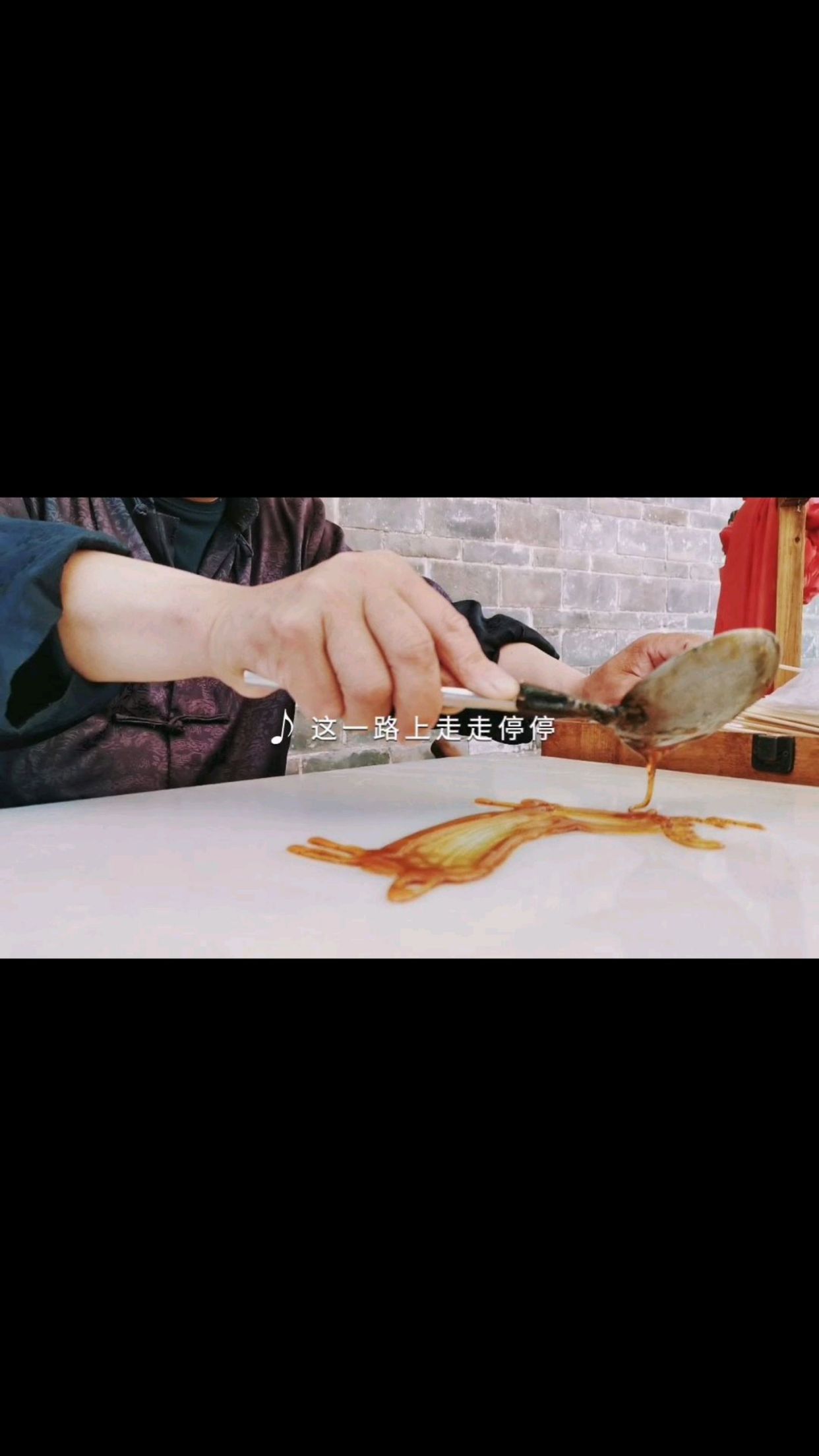 做糖画的老手艺,如今很少能见到了。那时的甜没有奶油,没有香精,只有一股淡淡的焦香