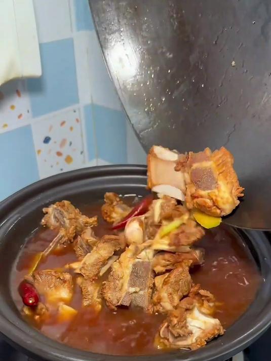 又到周末啦，给我们家土豆侠做了红烧排骨炖土豆